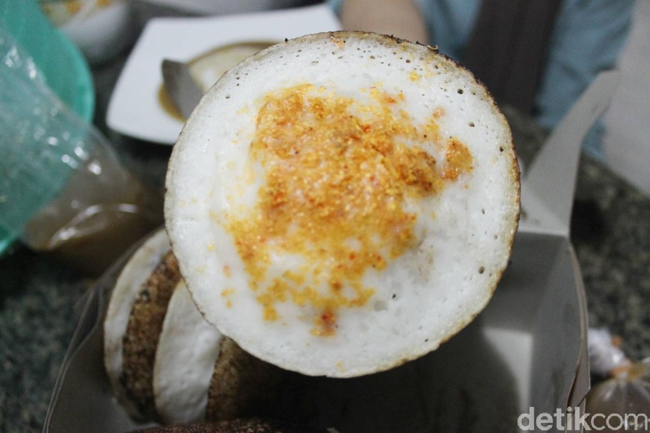 Nyamm! Serabi Kuah Kinca yang Manis Empuk Buatan Bu Eli