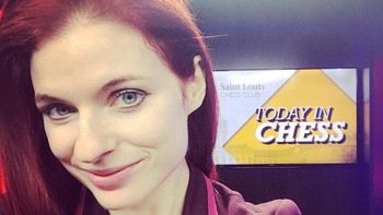 Jennifer Shahade merupakan seorang Woman Grand Master dari Amerika, Direktur Program di U.S Chess Women, pembawa acara podcast, penulis, dan pendiri organisasi nirlaba 9 Queens. Dia juga anggota dewan World Chess Hall of Fame. Posisinya di Chess.com adalah 193 di dunia. Foto: Instagram/@jenshahade