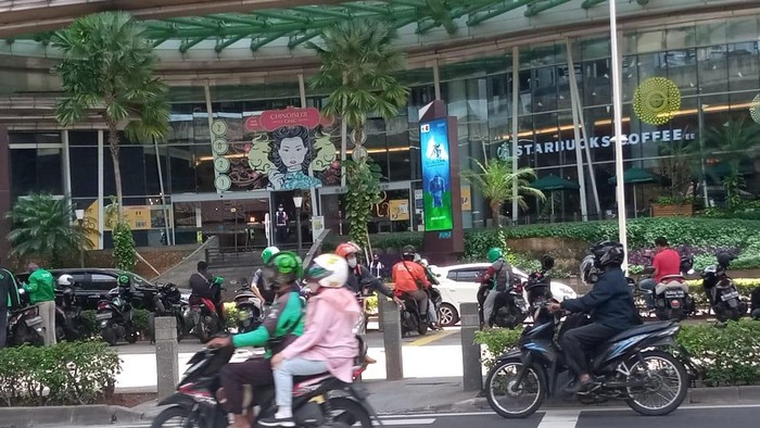Pemotor masih putar balik di trotoar depan Kuningan City, Jakarta Selatan, Senin (22/3/2021).