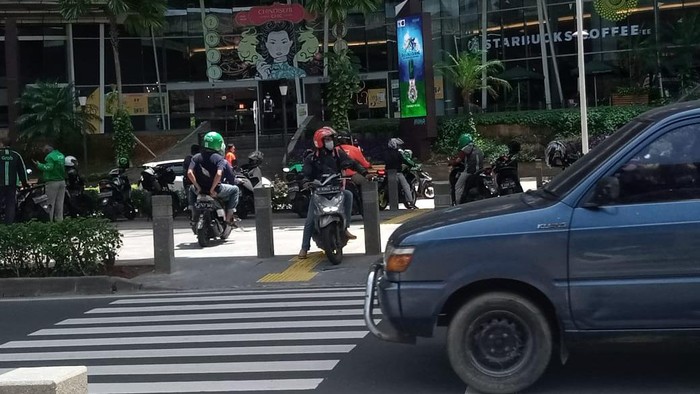 Pemotor masih putar balik di trotoar depan Kuningan City, Jakarta Selatan, Senin (22/3/2021).