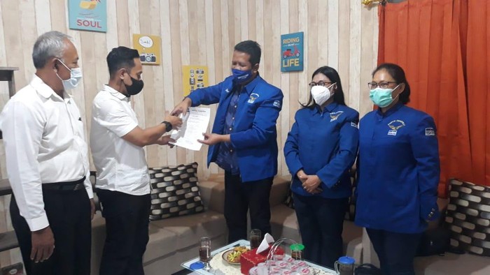 Pengurus DPC Demokrat Solo menyerahkan surat pelaporan dan perlindungan hukum ke Polresta Solo, Senin (22/3/2021).