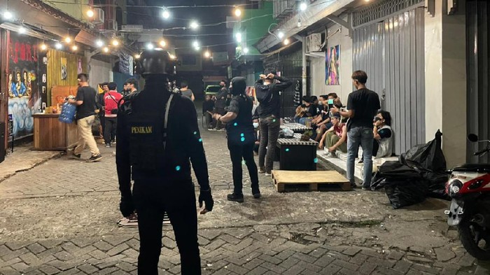 Polisi membubarkan kerumunan pemuda di Makassar.