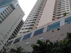 Kagetnya Tukang Nasgor Kejatuhan Bagian Tubuh Korban Jatuh dari Apartemen