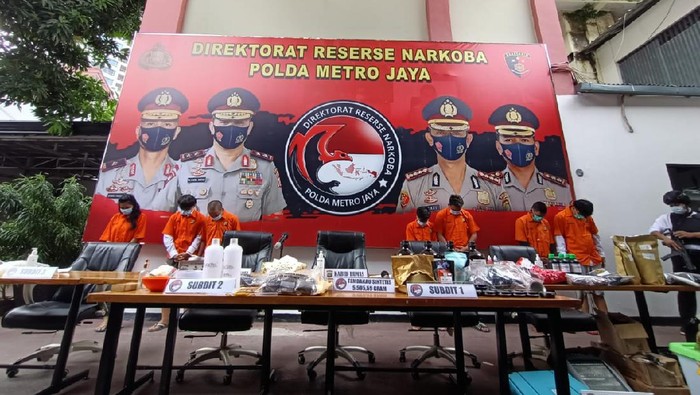 Polisi tangkap jaringan pembuat ganja sintetis di Jakbar