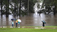 Ahli meteorologi mengatakan hujan akan terus berlanjut selama beberapa hari. Petugas darurat telah menanggapi sekitar 6.000 panggilan untuk bantuan sejak dimulainya hujan pada hari Kamis (18/3), termasuk hampir 700 permohonan langsung untuk diselamatkan dari banjir. AP Photo/Mark Baker.