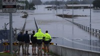 Hujan deras di sepanjang pantai timur Australia selama akhir pekan menimbulkan banjir terparah dalam setengah abad di beberapa daerah. Dean Lewins/AAP Image via AP.