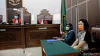 Ia tampak didampingi kuasa hukumnya saat menghadiri sidang perdana perceraian tersebut.