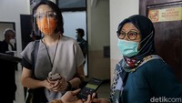 Rina Lauwy juga sudah angkat bicara soal dugaan kekerasan psikis ini. Kuasa hukum Rina Lauwy, Sri Suparyati mengungkap, kekerasan psikis itu sudah dirasakan lama oleh kliennya.