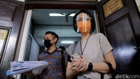 Istri Direktur Utama Taspen Antonius Nicholas Stephanus Kosasih tampak hadir di sidang perdana perceraiannya yang digelar di Pengadilan Negeri Jakarta Selatan, Senin (22/3/2021).
