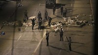 Polisi bersenjata berpatroli pusat kota Yangon, Myanmar, Minggu, 21 Maret 2021 malam.