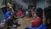Penduduk desa di Mizoram telah memberikan perlindungan kepada 34 personel polisi dan satu petugas pemadam kebakaran yang menyeberang ke India selama dua minggu terakhir.
