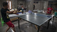 Para polisi itu tampak bermain tenis meja.