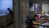 Aksi protes terhadap kudeta militer di Myanmar sendiri terus berlangsung. Puluhan demonstran telah tewas karena pasukan keamanan bertindak brutal.