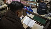 Polisi yang melarikan diri dari Myanmar membaca kitab suci di sebuah tempat yang dirahasiakan di Mizoram, negara bagian yang berbatasan dengan Myanmar, India, Jumat, 19 Maret 2021.