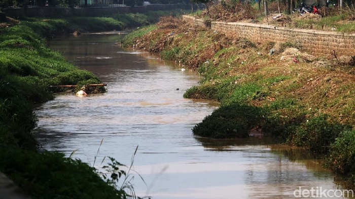 Potret Sungai Cipamokolan Bandung yang Kian Menyempit Penyempitan aliran sungai terjadi di Sungai Cipamokolan, Kota Bandung, Jawa Barat. Penyempitan sungai ini terjadi akibat tanah sedimentasi.