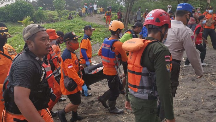 Proses evakuasi bocah 9 tahun yang tenggelam di muara Sungai Serang, Kulon Progo, Senin (22/3/2021).