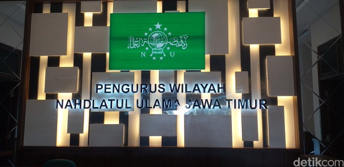 Sebanyak 100 kiai NU Jatim akan disuntik vaksin AstraZeneca. Vaksinasi tahap pertama itu akan dilakukan di kantor PWNU Jatim, Selasa (23/3).