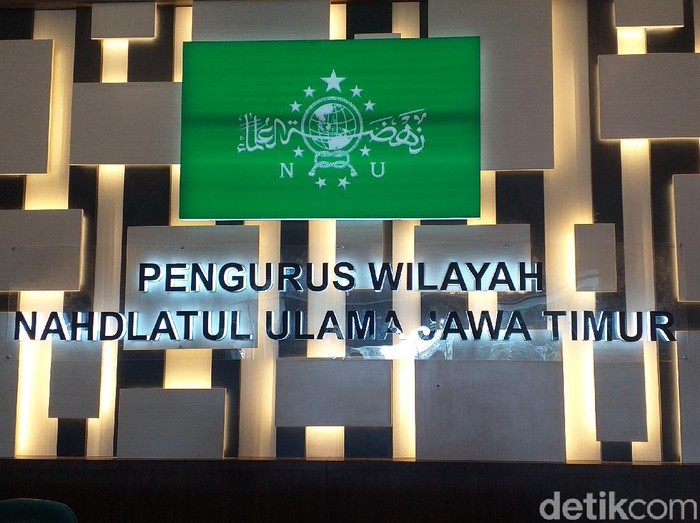 Sebanyak 100 kiai NU Jatim akan disuntik vaksin AstraZeneca. Vaksinasi tahap pertama itu akan dilakukan di kantor PWNU Jatim, Selasa (23/3).