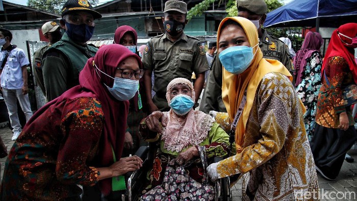 Ratusan Lansia di Jakarta Utara Antre Vaksinasi Corona Ratusan lansia menjalani vaksinasi COVID-19 di kawasan Jakarta Utara. Seperti diketahui, lansia jadi salah satu kelompok prioritas yang menerima vaksin Corona.