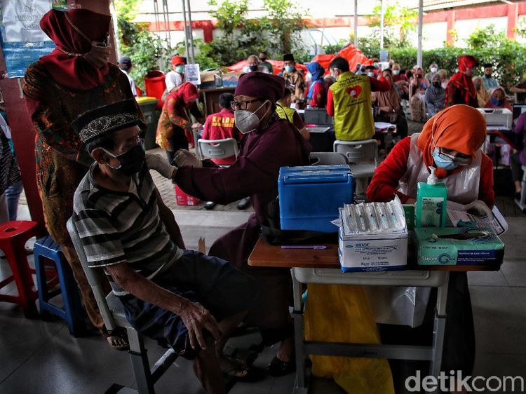 Ratusan Lansia di Jakarta Utara Antre Vaksinasi Corona
