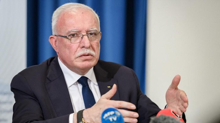 Palestinian foreign minister Riyad al-Maliki gestures during a press conference organized by Geneva Association of United Nations Correspondents (ACANU) on February 26, 2020 at the UN Office in Geneva. - Israels plan to build new settler homes in a particularly sensitive area of the occupied West Bank would destroy the prospect of a two-state solution al-Maliki said. (Photo by Fabrice COFFRINI / AFP)