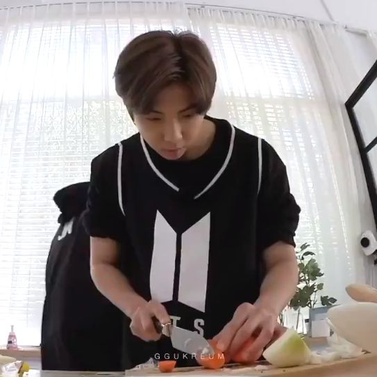 Meracik Salad, RM BTS Tak Tahu Cara Pegang Pisau?