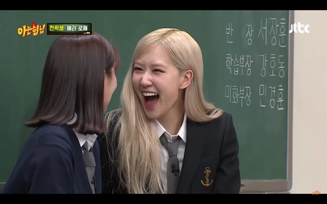 Kini, persahabatan keduanya semakin kompak. Rose yang diundang ke program televisi ‘Knowing Bros’ untuk mempromosikan album solonya, mengajak Hyeri ikut. Foto: dok YouTube Knowingbros