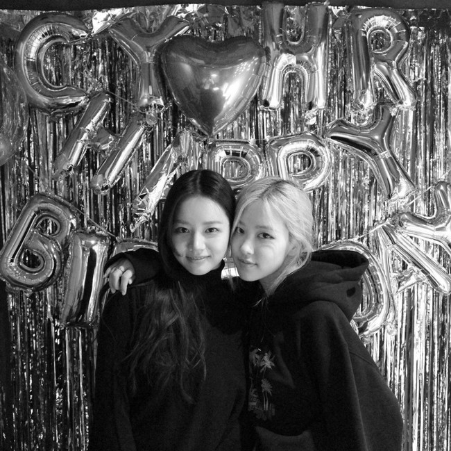 Dua idol KPop ini menghabiskan waktu bersama dengan shopping dan makan. Namun di tengah situasi pandemi, Hyeri lebih sering menginap di rumah Rose. Foto: dok Instagram roses_are_rosie