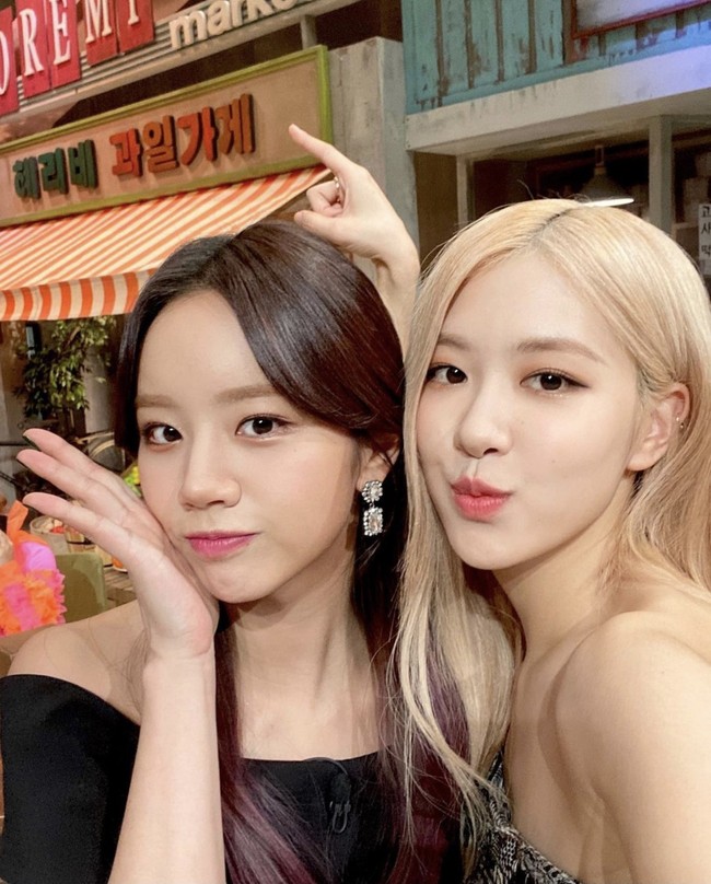 Rose BLACKPINK berteman dekat dengan Hyeri Girl’s Day setelah tampil dalam program televisi Amazing Saturday. Hyeri mengungkap, vokalis utama BLACKPINK ini sering menghubunginya sejak itu. Foto: dok Instagram roses_are_rosie