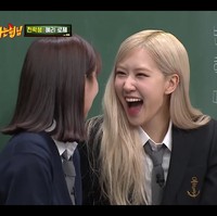 Kini, persahabatan keduanya semakin kompak. Rose yang diundang ke program televisi ‘Knowing Bros’ untuk mempromosikan album solonya, mengajak Hyeri ikut. Foto: dok YouTube Knowingbros