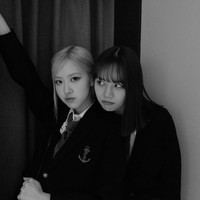 Rose BLACKPINK menangis saat menceritakan persahabatannya dengan Hyeri Girl’s Day. Ia menganggap Hyeri sebagai teman yang dapat diandalkan. Foto: dok Instagram roses_are_rosie