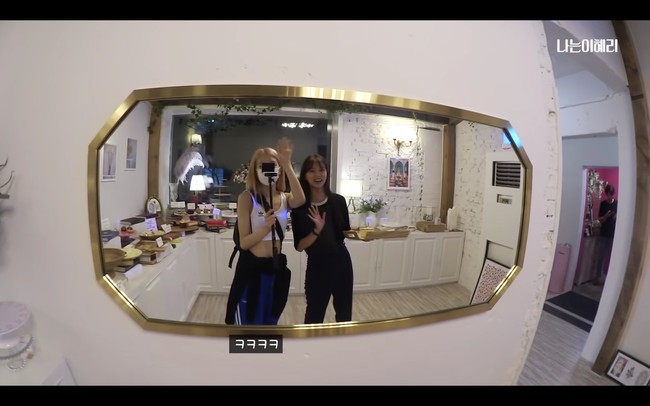 Rose BLACKPINK bahkan pernah muncul dalam vlog Hyeri yang diunggah dalam Youtube 혜리. Dalam video tersebut, keduanya makan malam di sebuah restoran pho dan mendatangi sebuah cafe. Foto: dok YouTube