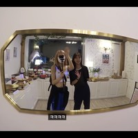 Rose BLACKPINK bahkan pernah muncul dalam vlog Hyeri yang diunggah dalam Youtube 혜리. Dalam video tersebut, keduanya makan malam di sebuah restoran pho dan mendatangi sebuah cafe. Foto: dok YouTube
