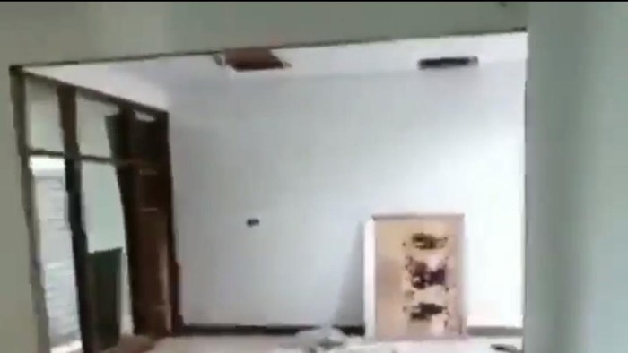 Rumah mewah dibongkar dan perabotan di dalamnya dicuri. Foto screenshot video viral
