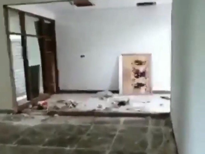 Rumah mewah dibongkar dan perabotan di dalamnya dicuri. Foto screenshot video viral