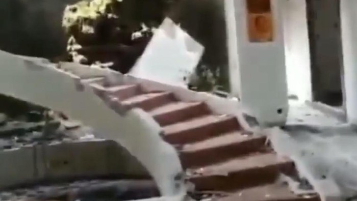 Rumah mewah dibongkar dan perabotan di dalamnya dicuri. Foto screenshot video viral