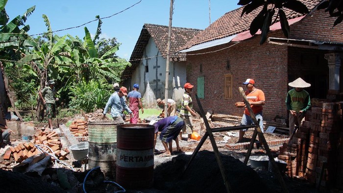 Rumah Pria yang Dihancurkan Mantan Istri di Mojokerto Akhirnya Dibangun Ulang
Reporter: Enggran Eko Budianto