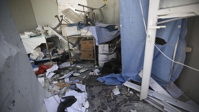 Serangan artileri rezim Suriah mengenai sebuah rumah sakit di wilayah Idlib, yang dikuasai pemberontak. Sedikitnya enam warga sipil tewas akibat serangan itu.