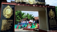 Makam tersebut dicat agar tidak terkesan menyeramkan saat menyambut tradisi Sadranan atau Ruwahan menjelang bulan Ramadhan.