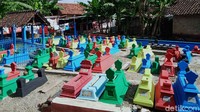 Sebuah tempat pemakaman umum di Dusun Jetis, Desa Bakungan, Kecamatan Karangdowo, Klaten, disulap jadi meriah warna-warni.