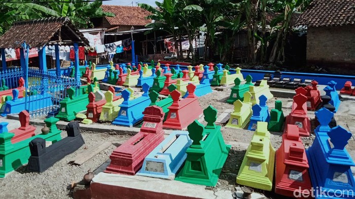 Saat Makam di Klaten Dicat Warna-warni Menjelang Ramadan Tempat pemakaman umum di kawasan Klaten disulap jadi penuh warna. Makam itu dicat warna-warni untuk sambut tradisi Sadranan atau Ruwahan jelang bulan Ramadan.