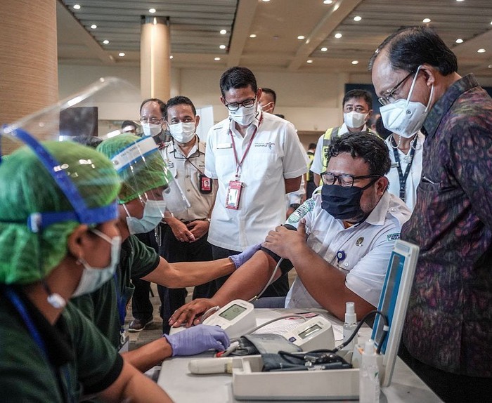 Kunjungan Sandiaga Uno meninjau vaksinasi di Bandara Ngurah Rai Bali.