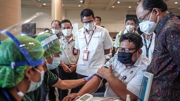 Kunjungan Sandiaga Uno meninjau vaksinasi di Bandara Ngurah Rai Bali.