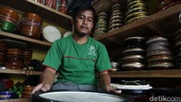 Perajin tetap berproduksi alat musik Islami seperti Rebana, Darbuka, Hadroh dan Marawis, di bengkelnya yang berada di Jalan Dewi sartika, Cawang, Jakarta Timur, Senin (22/03/2021).