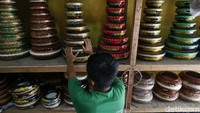 Namun karena masa pandemi dan tidak adanya kegiatan sekolah, permintaan alat musik Islami pun kini sepi permintaan.