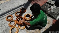 Perajin menyiapkan alat untuk membuat rebana.