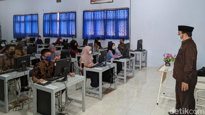 Sebanyak 195 siswa kelas XII SMA Muhammadiyah 1 Ponorogo (Muhipo) ujian Evaluasi Hasil Belajar (EHB) di sekolah. Mereka melaksanakan EHB dengan pengawasan ketat dari guru.