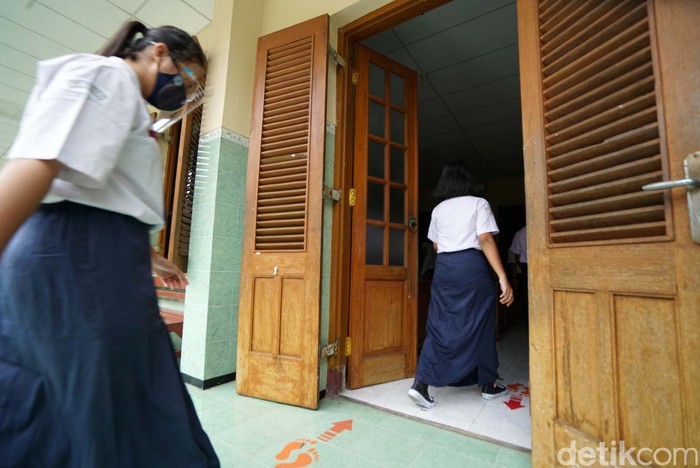 SMP Negeri 4 Solo melakukan uji coba pembelajaran tatap muka (PTM). Kegiatan tersebut sekaligus sebagai persiapan pelaksanaan PTM Juli mendatang.