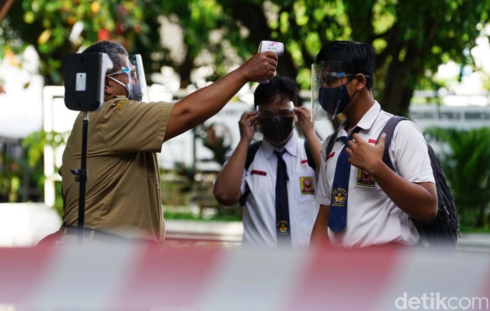 SMP Negeri 4 Solo melakukan uji coba pembelajaran tatap muka (PTM). Kegiatan tersebut sekaligus sebagai persiapan pelaksanaan PTM Juli mendatang.