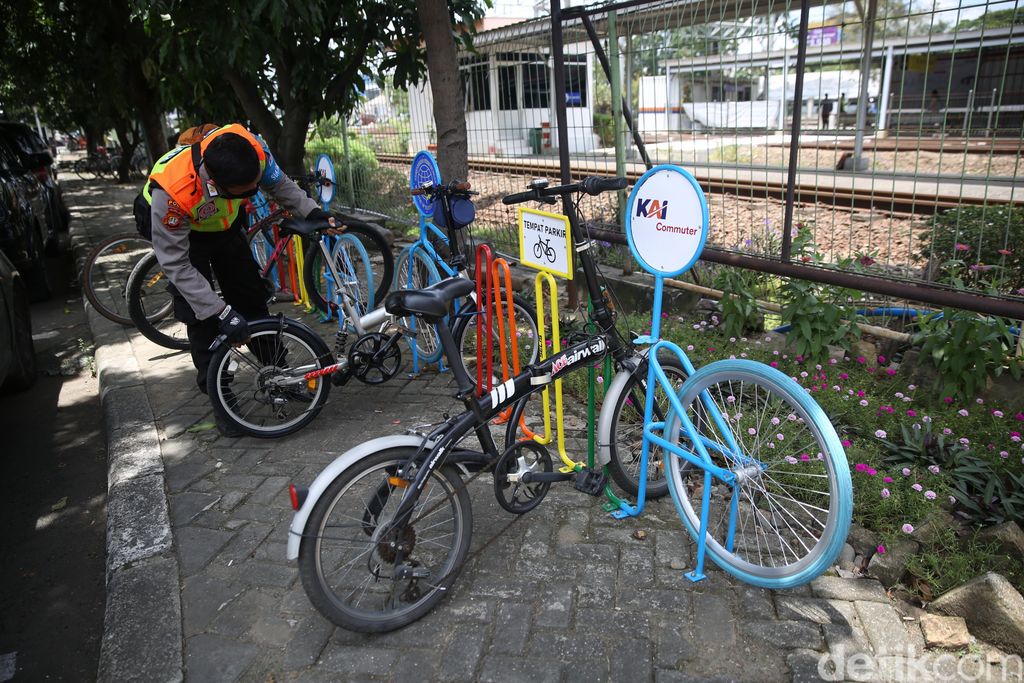 Stasiun Bekasi Punya Fasilitas Parkir Sepeda Baru Lho Petugas mengecek sepeda yang terparkir di Stasiun Bekasi, Jawa Barat, Senin (22/3/2021).